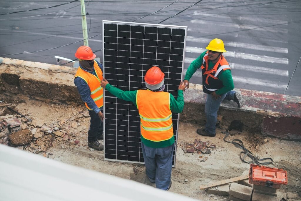 Trabalhadores fazendo a Reciclagem de painéis solares.